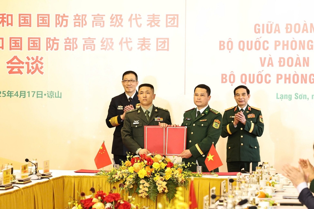 Hai Bộ trưởng chứng kiến ký kết văn bản khung kết nghĩa giữa Đồn Biên phòng cửa khẩu quốc tế Hữu Nghị, Bộ đội Biên phòng tỉnh Lạng Sơn (Việt Nam) và Trạm Hội ngộ hội đàm Bằng Tường, Bộ đội Biên phòng Khu tự trị dân tộc Choang Quảng Tây (Trung Quốc). Ảnh: Đình Quang.