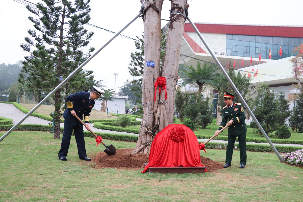 2 Bộ trưởng trồng cây hữu nghị tại cửa khẩu quốc tế Hữu Nghị (Việt Nam). Ảnh: Duy Chiến.