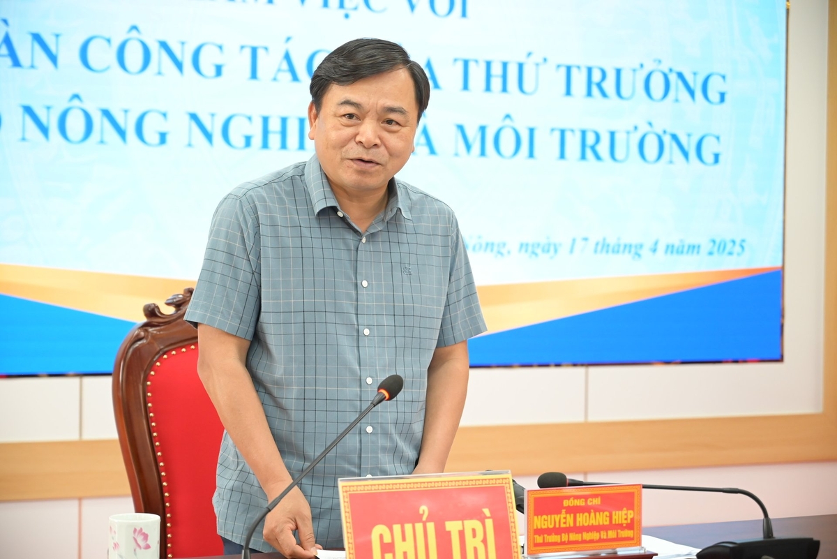 Thứ trưởng Bộ Nông nghiệp và Môi trường Nguyễn Hoàng Hiệp yêu cầu tỉnh Đắk Nông nhanh chóng giải phóng mặt bằng các công trình xây dựng và hoàn thành trước ngày 30/5/2025. Ảnh: Phạm Hoài.