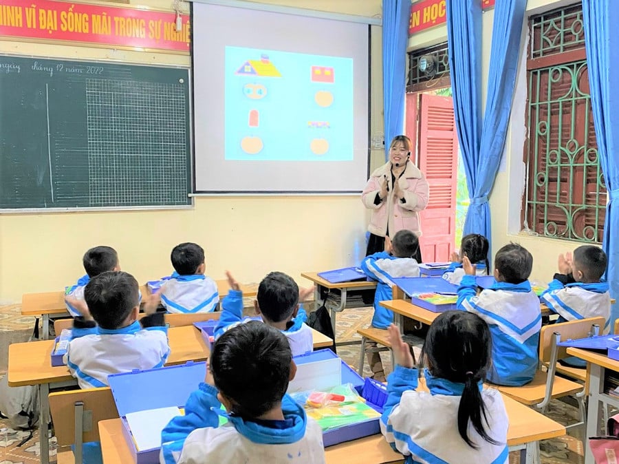 Công nghệ thông tin được ứng dụng trong dạy và học, thu hút sự hứng khởi của học sinh. Ảnh: Trần Hương.