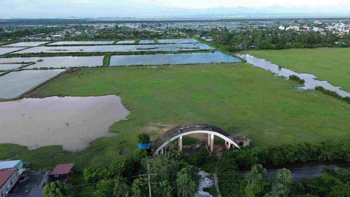 Một dự án gần như bị bỏ hoang vì không có dấu hiệu tiếp tục thi công nhiều năm nay tại quận Dương Kinh. Ảnh: Ngọc Sơn.