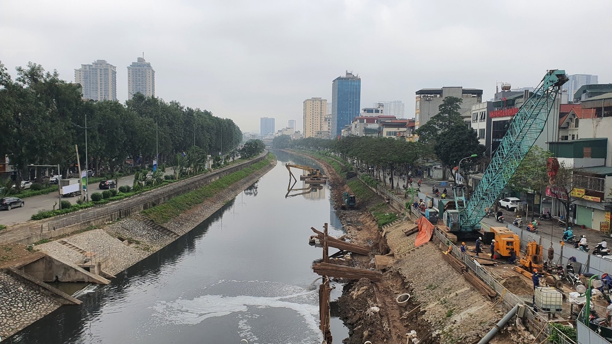 Các đơn vị đang nỗ lực đẩy nhanh tiến độ xây lắp hệ thống thu gom nước thải sông Tô Lịch. Ảnh: Xuân Vũ.