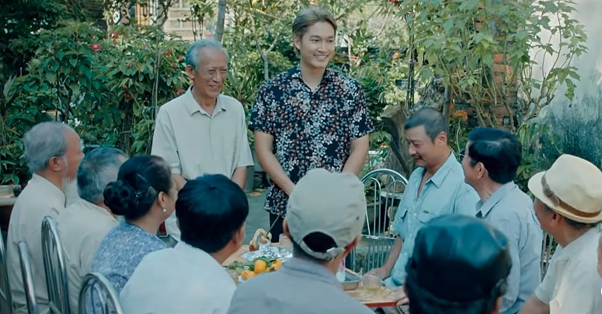 Ông Nhân đang giới thiệu Nguyên với họ hàng... Ảnh CMH Ông Nhân đang giới thiệu Nguyên với họ hàng... Ảnh CMH