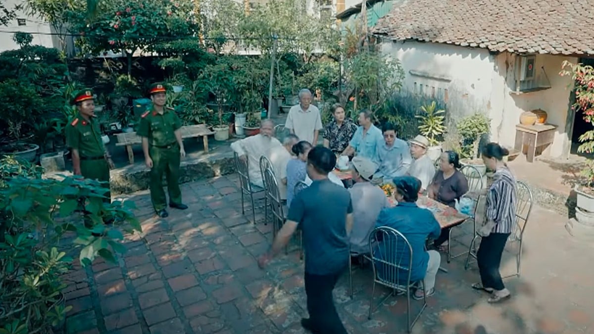 ...Thì bất ngờ công an đến yêu cầu bố con ông Nguyên khai tạm trú tạm vắng. Ảnh CMH ...Thì bất ngờ công an đến yêu cầu bố con ông Nguyên khai tạm trú tạm vắng. Ảnh CMH