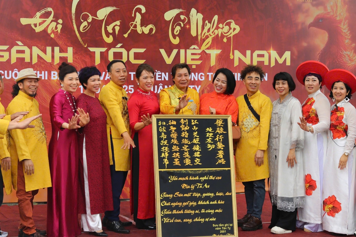 Nghệ nhân Phạm Duy Hào – Chủ tịch Hội Làng nghề tóc Kim Liên (đứng giữa) cùng những nghệ nhân của làng. Ảnh: Đức Bách.