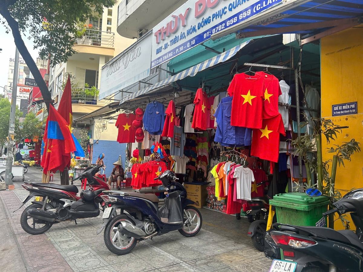 Với sức mua khả quan và xu hướng tiêu dùng ngày càng đa dạng, thị trường áo in cờ đỏ sao vàng dự kiến sẽ tiếp tục giữ vững sức nóng đến hết kỳ nghỉ lễ năm nay. Ảnh: Trần Phi. Với sức mua khả quan và xu hướng tiêu dùng ngày càng đa dạng, thị trường áo in cờ đỏ sao vàng dự kiến sẽ tiếp tục giữ vững sức nóng đến hết kỳ nghỉ lễ năm nay. Ảnh: Trần Phi.