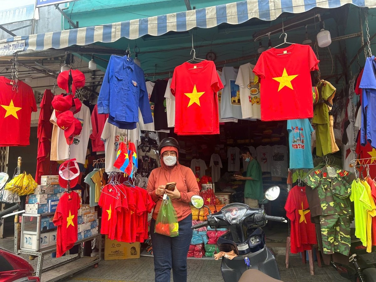 Sắp tới dịp lễ 30/4, áo in hình cờ đỏ sao vàng được tiêu thụ mạnh. Ảnh: Trần Phi. Sắp tới dịp lễ 30/4, áo in hình cờ đỏ sao vàng được tiêu thụ mạnh. Ảnh: Trần Phi.