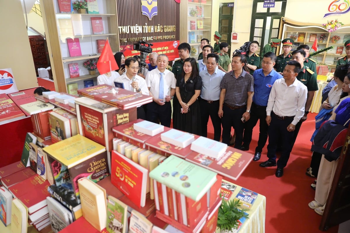 Các đại biểu tham quan gian trưng bày sách, báo. Ảnh: Danh Lam.