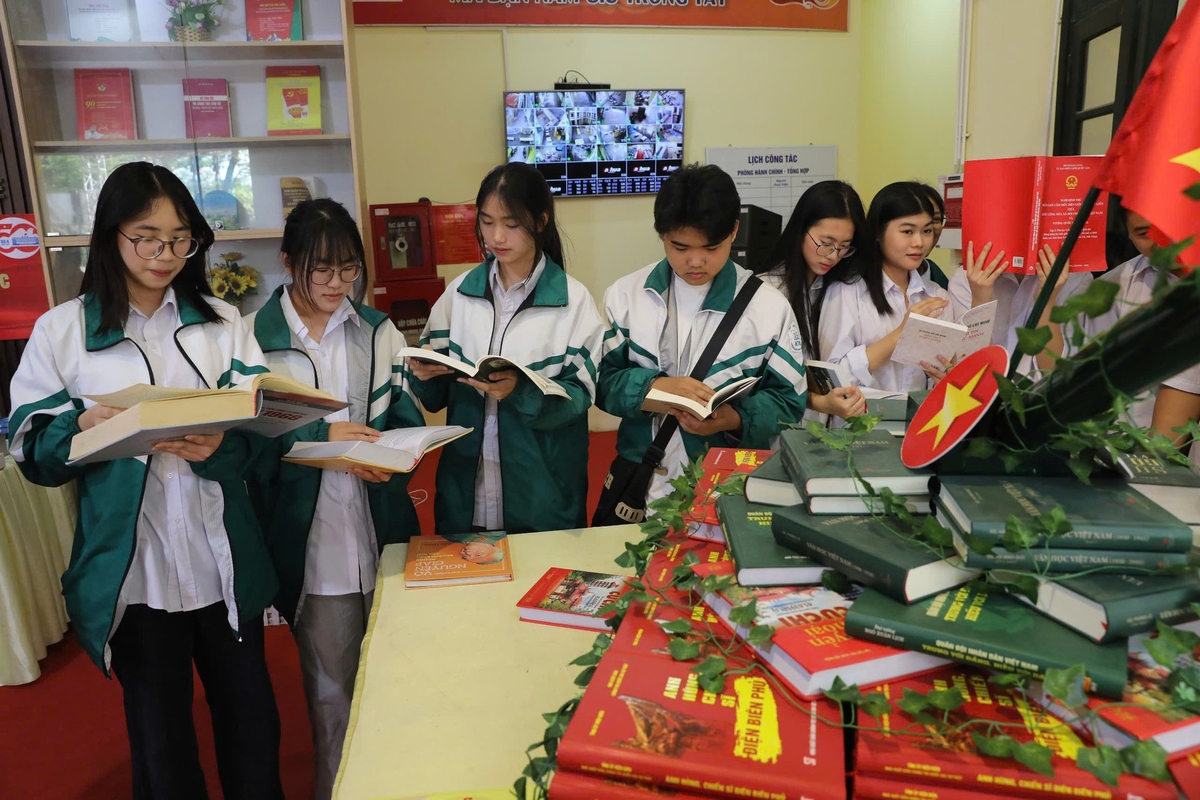 Các em học sinh tham quan gian trưng bày sách, báo. Ảnh: Danh Lam.
