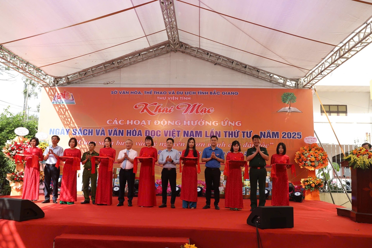 Các đại biểu cắt băng khai mạc trưng bày sách báo kỷ niệm 50 năm Ngày Giải phóng miền Nam. Ảnh: Danh Lam.
