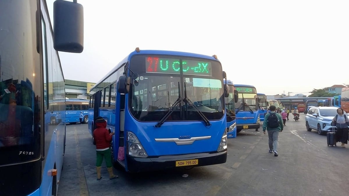 Với các tuyến xe buýt phục vụ chủ yếu học sinh, sinh viên như tuyến 50 và 52, hoạt động sẽ tạm ngưng trong dịp nghỉ lễ do nhu cầu giảm. Ảnh: Trần Phi.