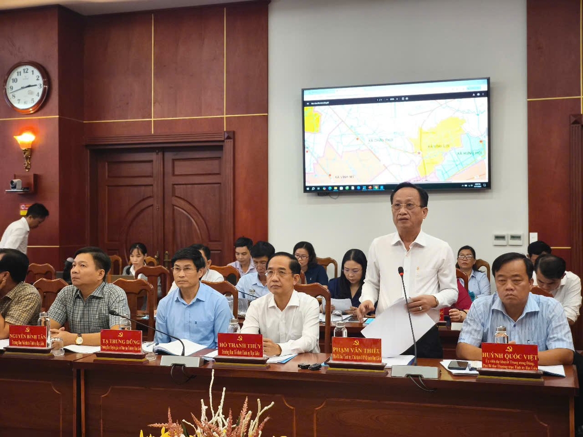 Chủ tịch UBND tỉnh Bạc Liêu Phạm Văn Thiều trình bày phương án sắp xếp các đơn vị hành chính tỉnh Bạc Liêu. Ảnh: Trọng Linh.