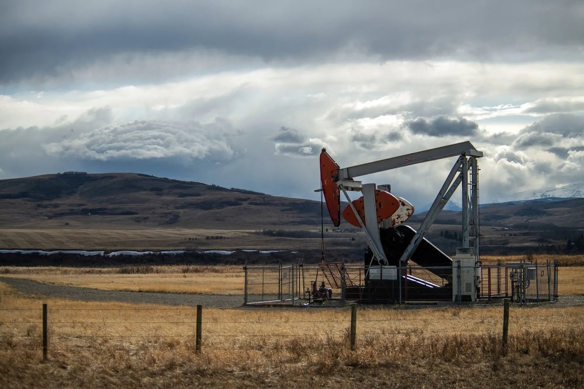 Một máy bơm dầu gần Longview, Alberta, Canada. Ảnh: Bloomberg.