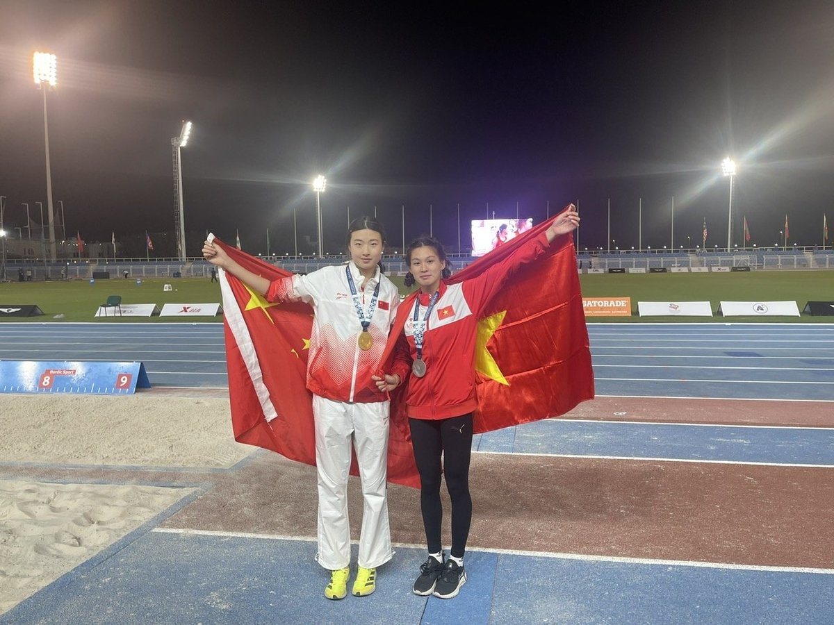 VĐV Mai Ngọc Ánh (phải) sau khi nhận huy chương tại Giải điền kinh trẻ châu Á 2025. Ảnh: Đức Nguyên. VĐV Mai Ngọc Ánh (phải) sau khi nhận huy chương tại Giải điền kinh trẻ châu Á 2025. Ảnh: Đức Nguyên.