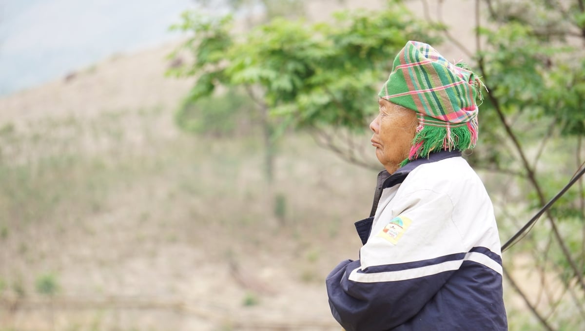 Bà Sùng Thị Chư buồn bã khi đứa con dâu bỏ nhà đi không lời từ biệt. Ảnh: Quốc Toản.
