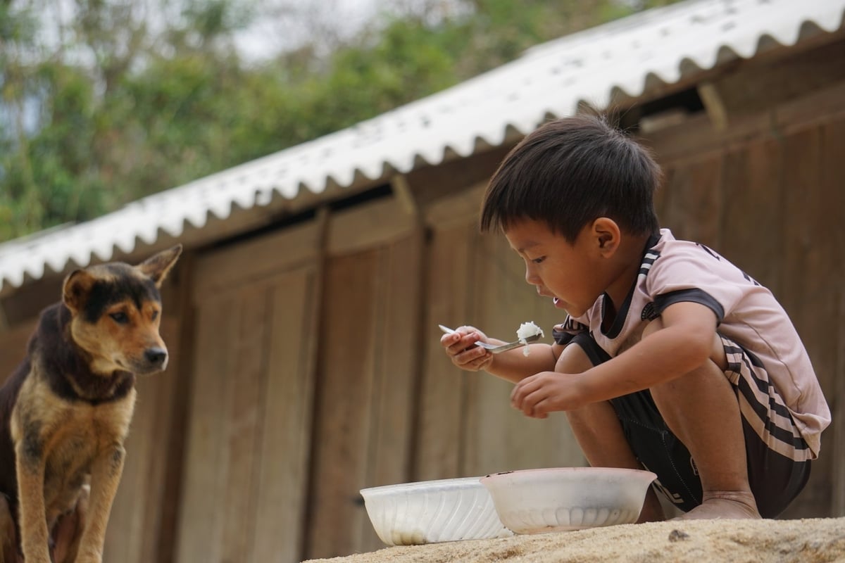 Đứa con út của D chủ động mọi thứ trong sinh hoạt hằng ngày. Ảnh: Quốc Toản.