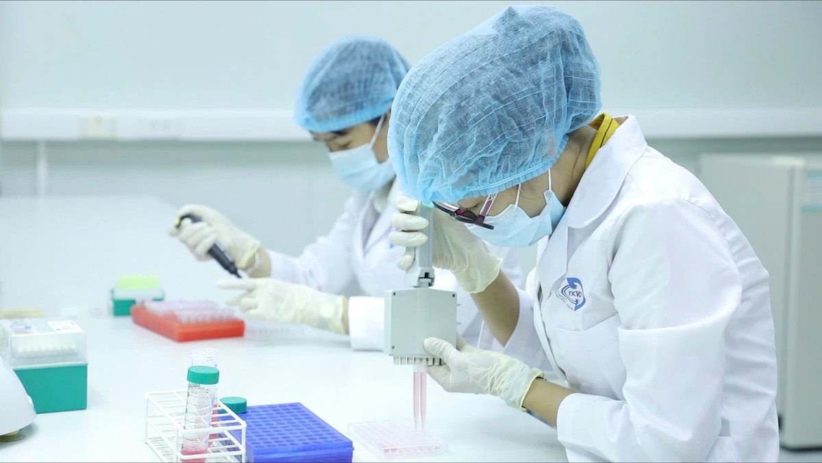 Năng lực xét nghiệm của Việt Nam hiện đã đạt chuẩn song vẫn cần cần mở rộng năng lực xét nghiệm trước các mối đe dọa mới. Ảnh: Linh Linh.