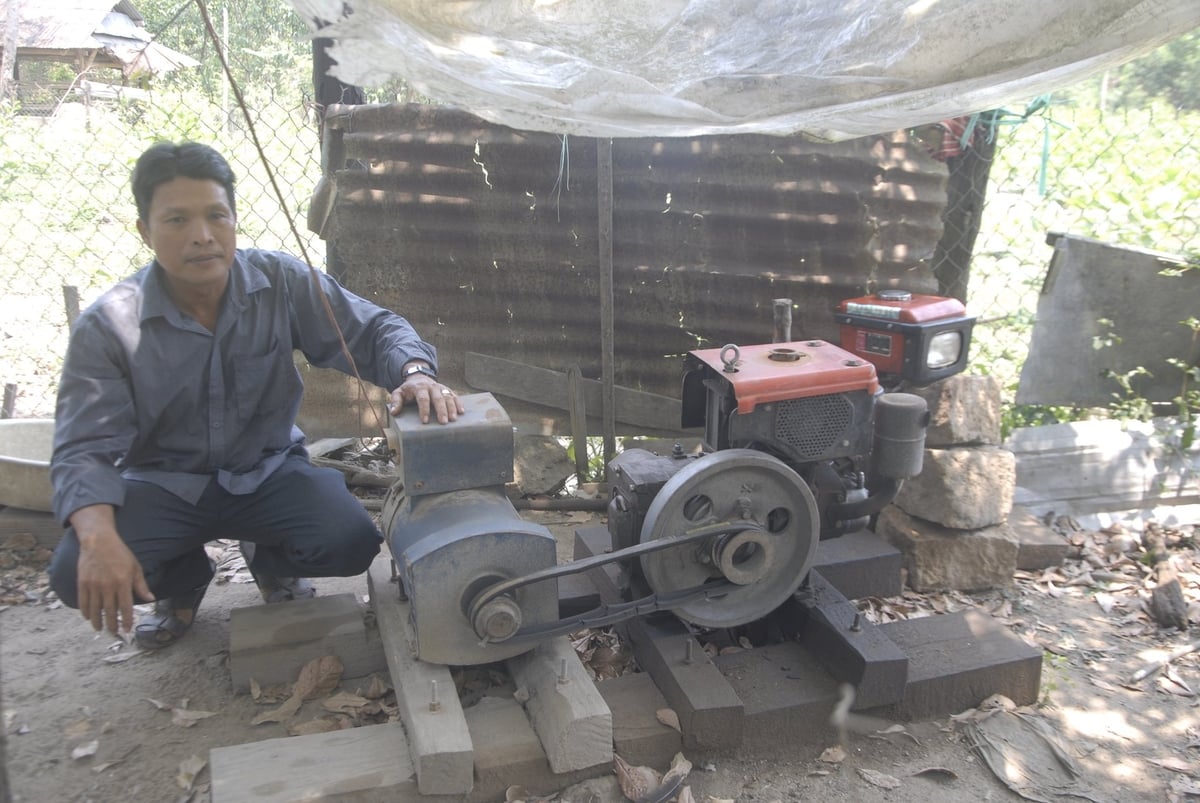 Trước đây, ở làng Canh Tiến có khoảng 40 hộ được dùng điện 'ké' từ những máy điện cá nhân mà không được sử dụng thoải mái. Ảnh: V.Đ.T. Trước đây, ở làng Canh Tiến có khoảng 40 hộ được dùng điện 'ké' từ những máy điện cá nhân mà không được sử dụng thoải mái. Ảnh: V.Đ.T.