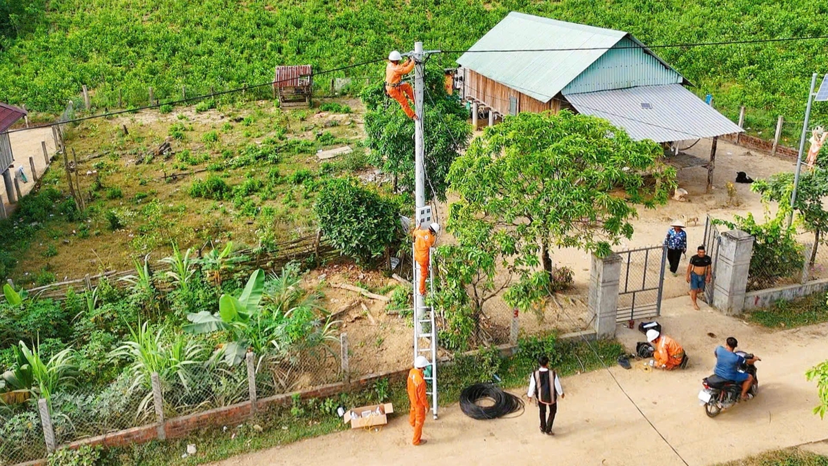 Điện lưới quốc gia đã về đến làng Canh Tiến. Ảnh:V.Đ.T. Điện lưới quốc gia đã về đến làng Canh Tiến. Ảnh:V.Đ.T.
