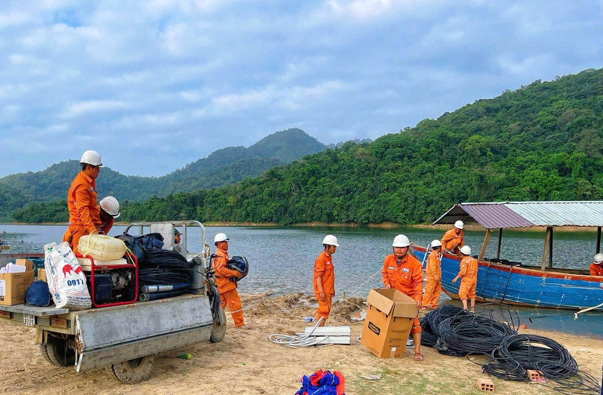 Vật tư được vận chuyển bằng ghe theo hướng từ hồ Núi Một (thị xã An Nhơn) vào làng Canh Tiến. Ảnh: V.Đ.T. Vật tư được vận chuyển bằng ghe theo hướng từ hồ Núi Một (thị xã An Nhơn) vào làng Canh Tiến. Ảnh: V.Đ.T.