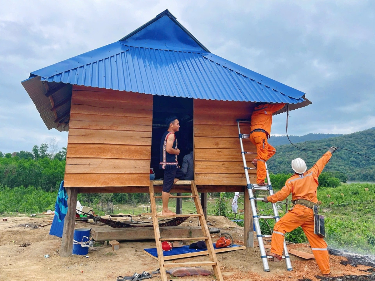 Người dân làng Canh Tiến 'đón' điện vào nhà bằng những nụ cười tươi roi rói. Ảnh:V.Đ.T. Người dân làng Canh Tiến 'đón' điện vào nhà bằng những nụ cười tươi roi rói. Ảnh:V.Đ.T.
