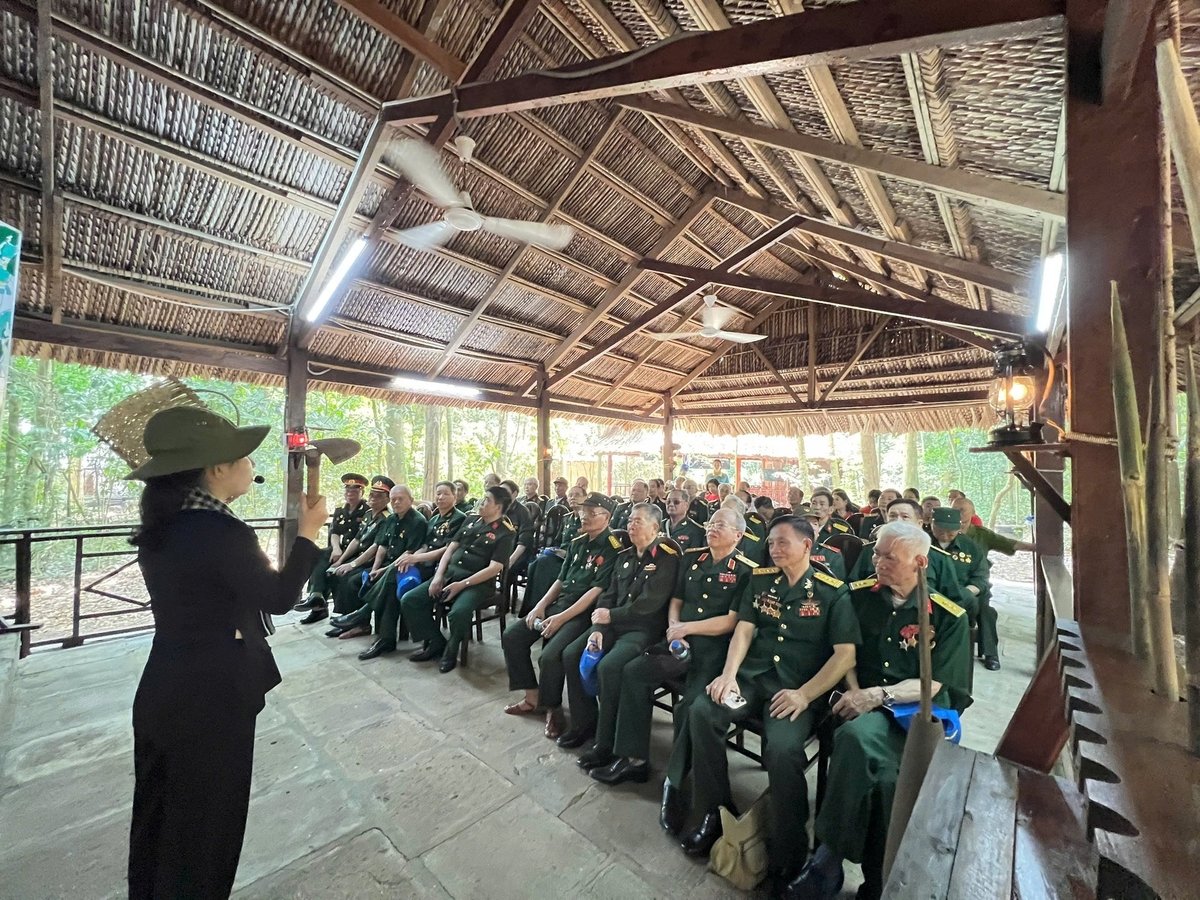 Các tour văn hóa lịch sử thu hút nhiều du khách trong dịp lễ kỷ niệm 50 năm Giải phóng miền Nam. Ảnh: Hà Duyên Các tour văn hóa lịch sử thu hút nhiều du khách trong dịp lễ kỷ niệm 50 năm Giải phóng miền Nam. Ảnh: Hà Duyên