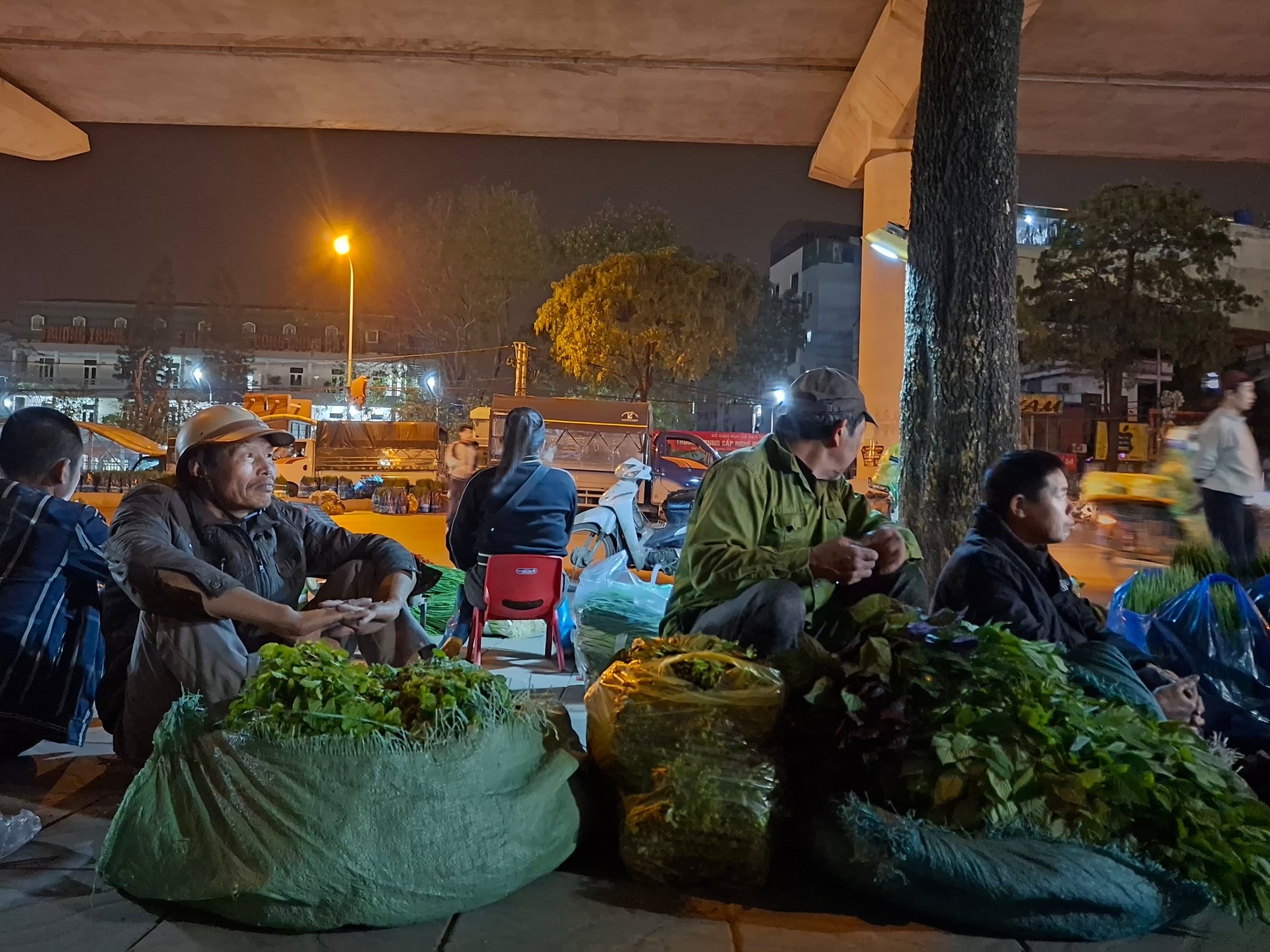 Những phận người mưu sinh thâu đêm, suốt sáng. Ảnh: H.K.