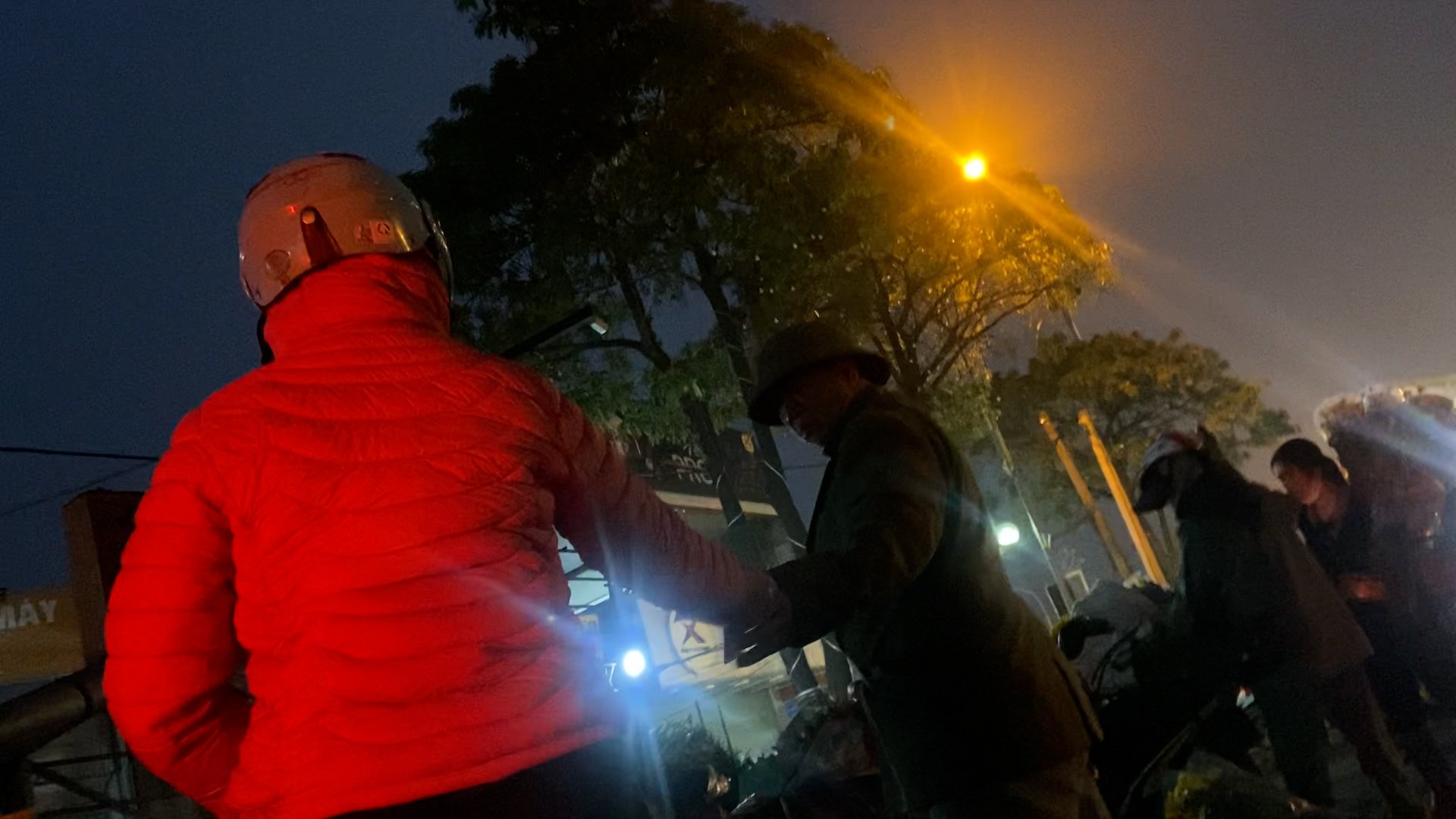 Tại khu vực hầm đi bộ sang đường, trước cổng chợ hoa, nhiều tiểu thương gom hoa sỉ để về phân phối tại các chợ dân sinh nhỏ lẻ cũng bị một người đàn ông khác thu tiền từ 10 - 20 nghìn đồng/xe. Ảnh: T.T.