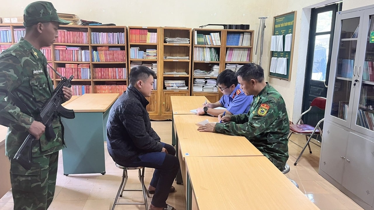 Lấy lời khai một đối tượng trong đường dây đưa người Trung Quốc nhập cảnh trái phép. Ảnh: T.D. Lấy lời khai một đối tượng trong đường dây đưa người Trung Quốc nhập cảnh trái phép. Ảnh: T.D.