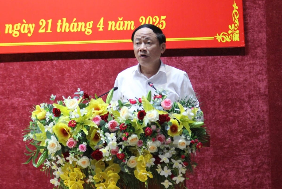 Ông Phạm Anh Tuấn, Chủ tịch UBND tỉnh Bình Định, báo cáo Đề án sắp xếp đơn vị hành chính cấp tỉnh và cấp xã tại hội nghị. Ảnh: V.Đ.T. Ông Phạm Anh Tuấn, Chủ tịch UBND tỉnh Bình Định, báo cáo Đề án sắp xếp đơn vị hành chính cấp tỉnh và cấp xã tại hội nghị. Ảnh: V.Đ.T.