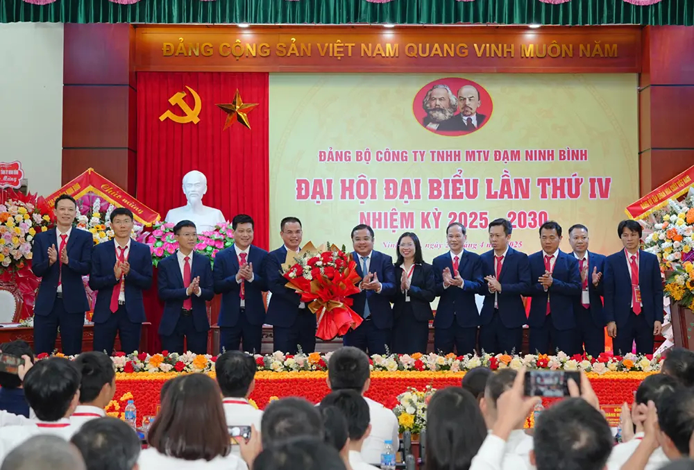 Ông Phùng Quang Hiệp, Ủy viên Ban Chấp hành Đảng bộ Chính phủ, Bí thư Đảng ủy, Chủ tịch HĐTV Tập đoàn Hóa chất Việt Nam tặng hoa BCH khóa IV, nhiệm kỳ 2025 - 2030. Ảnh: Vinachem. Ông Phùng Quang Hiệp, Ủy viên Ban Chấp hành Đảng bộ Chính phủ, Bí thư Đảng ủy, Chủ tịch HĐTV Tập đoàn Hóa chất Việt Nam tặng hoa BCH khóa IV, nhiệm kỳ 2025 - 2030. Ảnh: Vinachem.