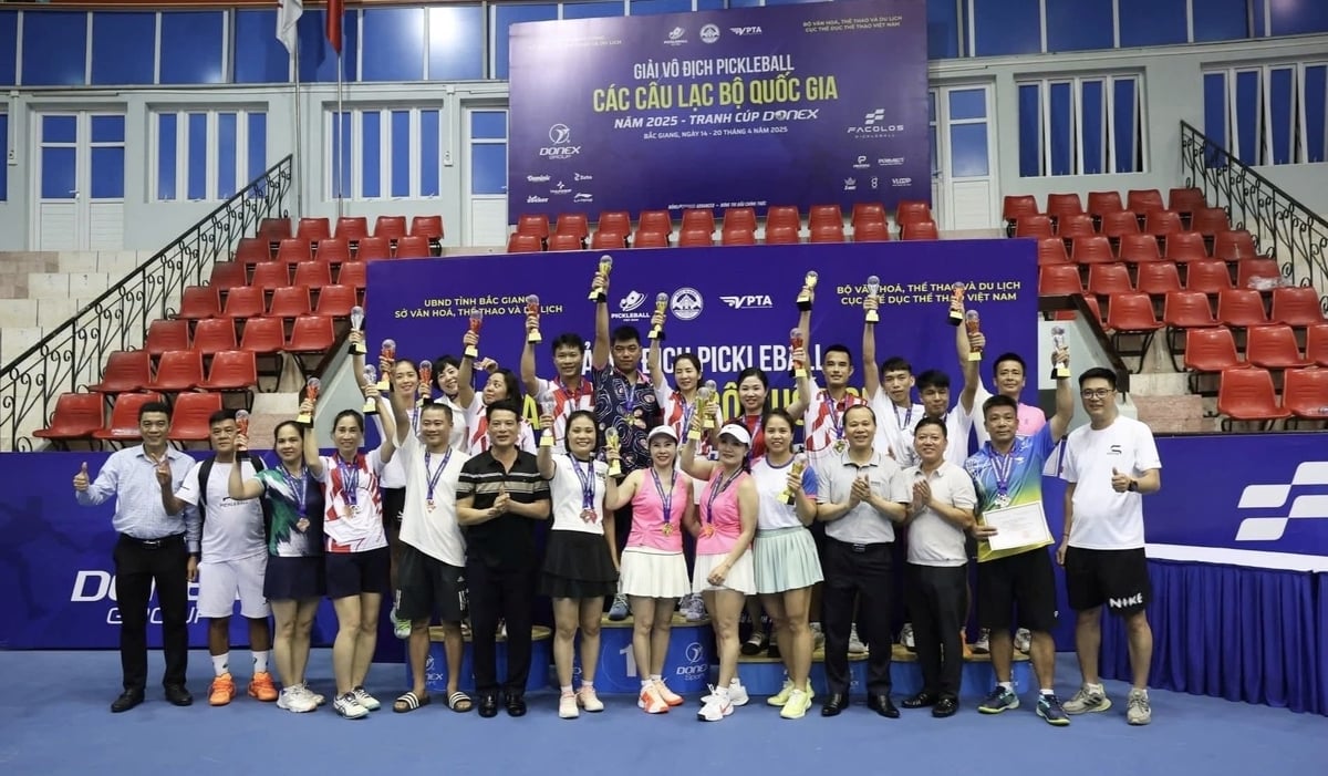 Phó Chủ tịch UBND tỉnh Mai Sơn, lãnh đạo Sở Văn hóa, Thể thao và Du lịch Bắc Giang chụp ảnh cùng đoàn vận động viên Bắc Giang. Ảnh: Ngọc Anh. Phó Chủ tịch UBND tỉnh Mai Sơn, lãnh đạo Sở Văn hóa, Thể thao và Du lịch Bắc Giang chụp ảnh cùng đoàn vận động viên Bắc Giang. Ảnh: Ngọc Anh.