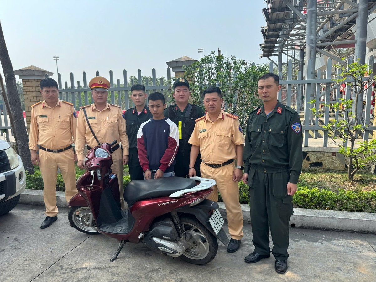 Tổ công tác của Đội Cảnh sát giao thông đường bộ cao tốc số 2 - Cục Cảnh sát giao thông bắt giữ đối tượng Q. Ảnh: Cục Cảnh sát giao thông. Tổ công tác của Đội Cảnh sát giao thông đường bộ cao tốc số 2 - Cục Cảnh sát giao thông bắt giữ đối tượng Q. Ảnh: Cục Cảnh sát giao thông.