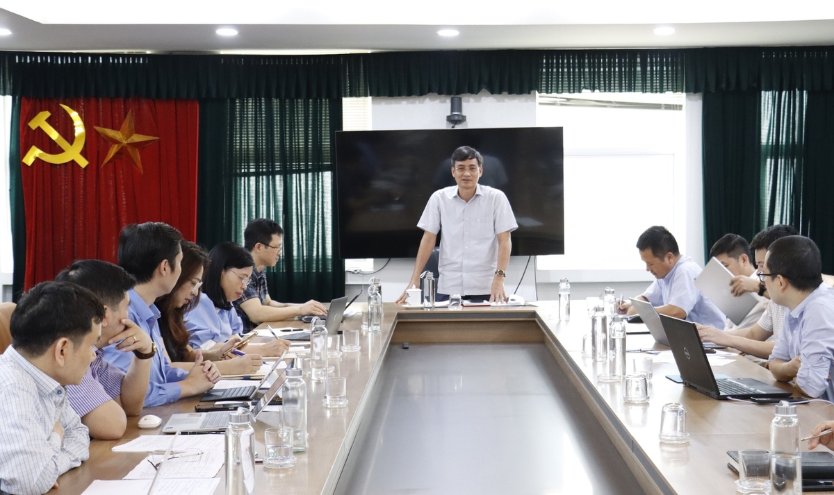 Thứ trưởng Trần Quý Kiên đề nghị, Cục Địa chất và Khoáng sản Việt Nam rà soát, hoàn thiện Kế hoạch bám sát tinh thần của Nghị quyết 57/NQ-TW và Quyết định 503/QĐ-BNNMT, đồng thời xây dựng danh mục các nhiệm vụ ưu tiên cần triển khai thực hiện. Ảnh: Nguyễn Thủy. Thứ trưởng Trần Quý Kiên đề nghị, Cục Địa chất và Khoáng sản Việt Nam rà soát, hoàn thiện Kế hoạch bám sát tinh thần của Nghị quyết 57/NQ-TW và Quyết định 503/QĐ-BNNMT, đồng thời xây dựng danh mục các nhiệm vụ ưu tiên cần triển khai thực hiện. Ảnh: Nguyễn Thủy.