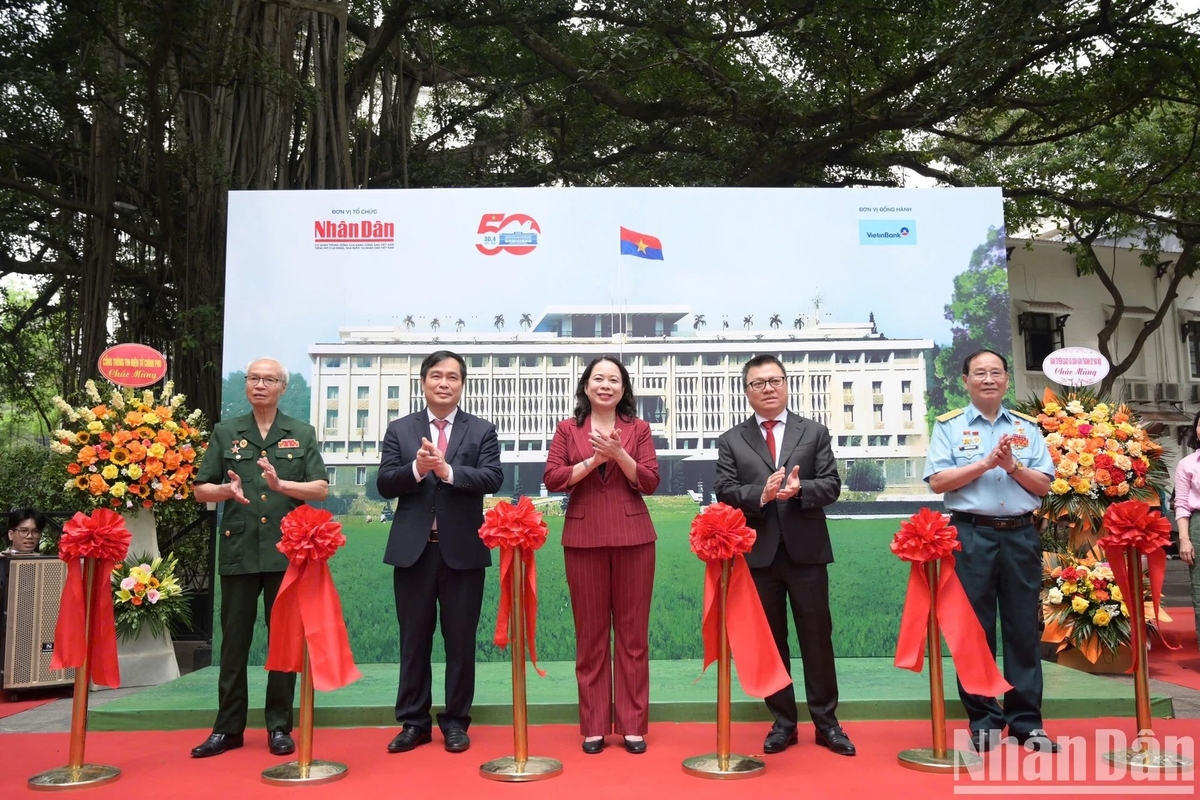 Các đại biểu cắt băng khai mạc triển lãm. Các đại biểu cắt băng khai mạc triển lãm.
