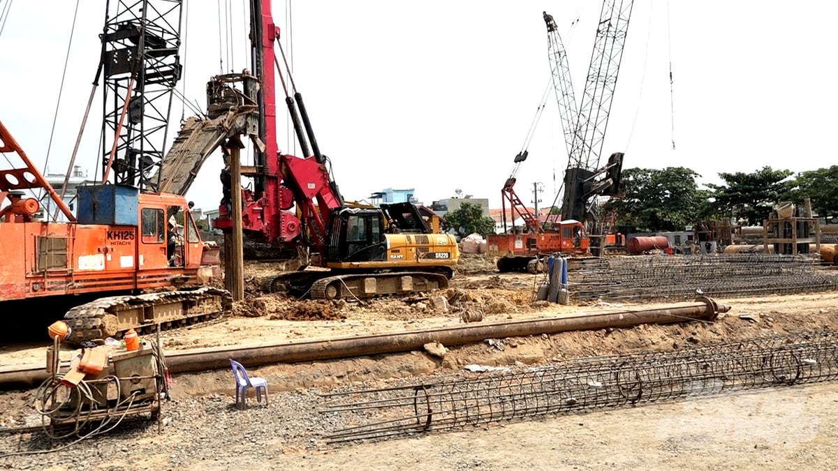 Hoạt động thi công cầm chừng vì trong công trường bị dồn ứ đất thừa. Ảnh: Minh Sáng. Hoạt động thi công cầm chừng vì trong công trường bị dồn ứ đất thừa. Ảnh: Minh Sáng.