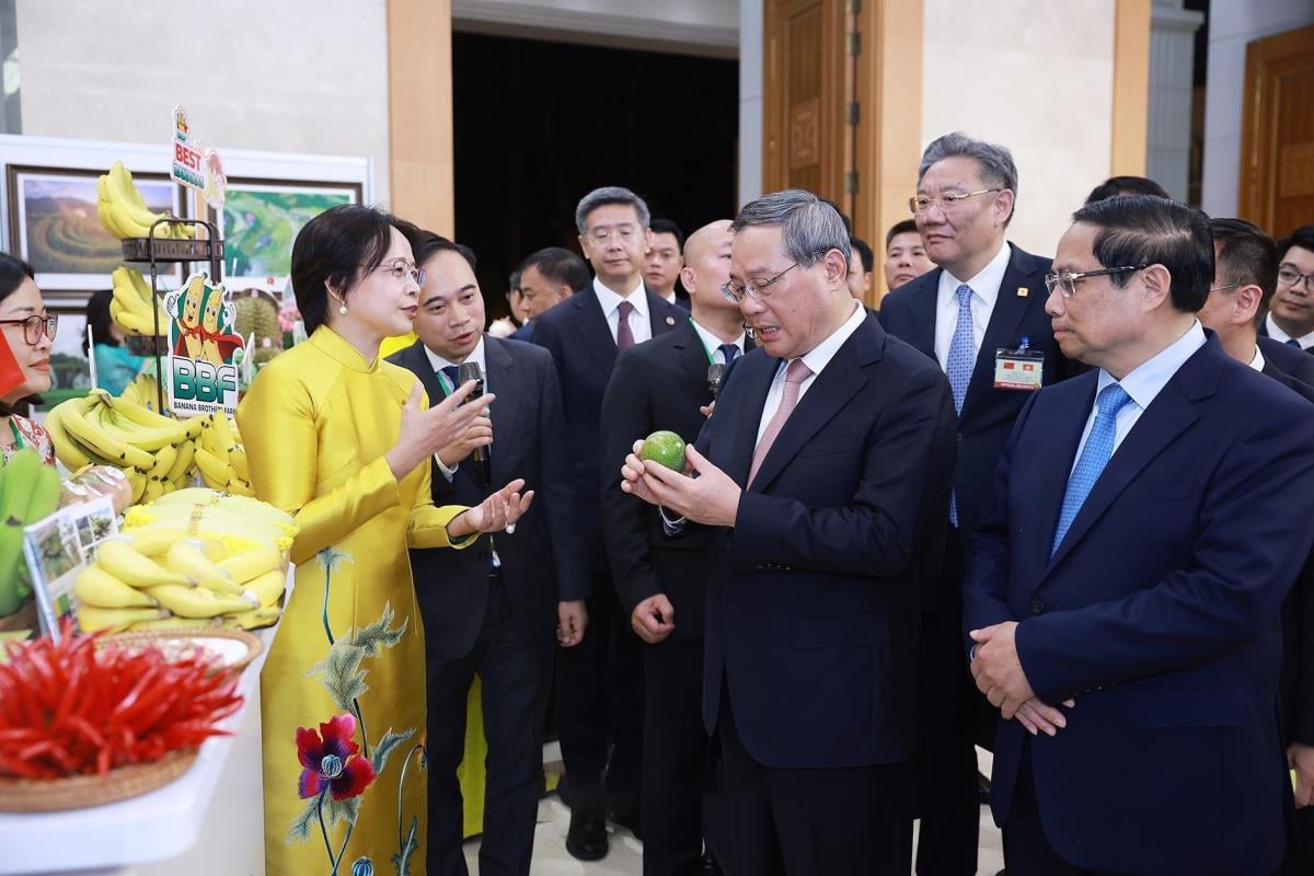 Thủ tướng Phạm Minh Chính và Thủ tướng Trung Quốc Lý Cường thăm gian hàng trưng bày nông sản. Ảnh: TTXVN. Thủ tướng Phạm Minh Chính và Thủ tướng Trung Quốc Lý Cường thăm gian hàng trưng bày nông sản. Ảnh: TTXVN.