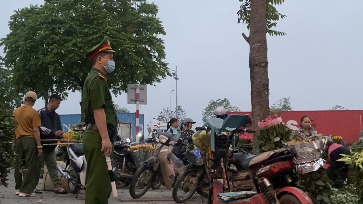 Khu chợ tự phát vẫn hoạt động công khai, ngay cả khi lực lượng chức năng có mặt ở đó. Ảnh: T.T.