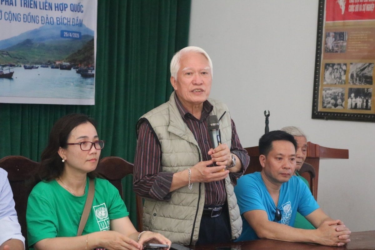 Associate Professor, Dr. Nguyen Chu Hoi speaks at the meeting with Bich Dam people.