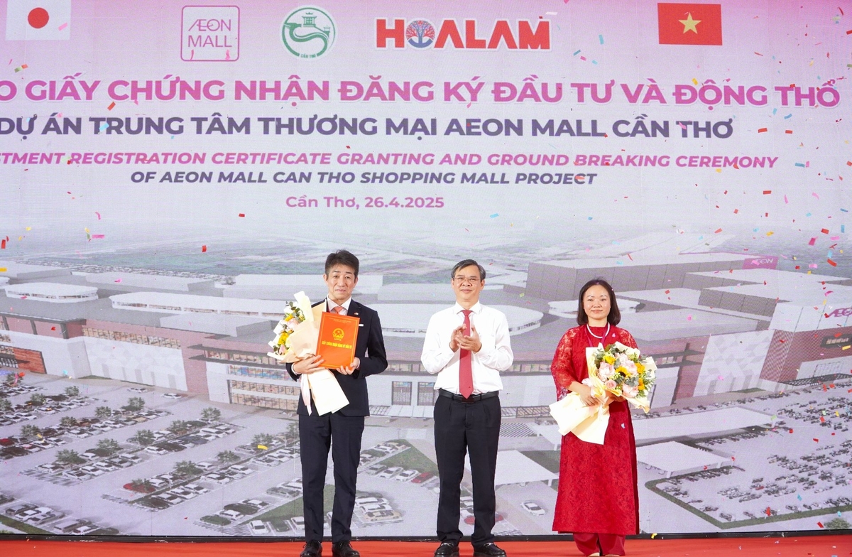 Ông Trương Cảnh Tuyên - Chủ tịch UBND TP Cần Thơ (giữa) trao giấy chứng nhận đăng ký đầu tư cho đại diện Aeon Mall Việt Nam và Công ty Cổ phần Đầu tư Phát triển Hoa Lâm Cần Thơ. Ảnh: Kim Anh. Ông Trương Cảnh Tuyên - Chủ tịch UBND TP Cần Thơ (giữa) trao giấy chứng nhận đăng ký đầu tư cho đại diện Aeon Mall Việt Nam và Công ty Cổ phần Đầu tư Phát triển Hoa Lâm Cần Thơ. Ảnh: Kim Anh.