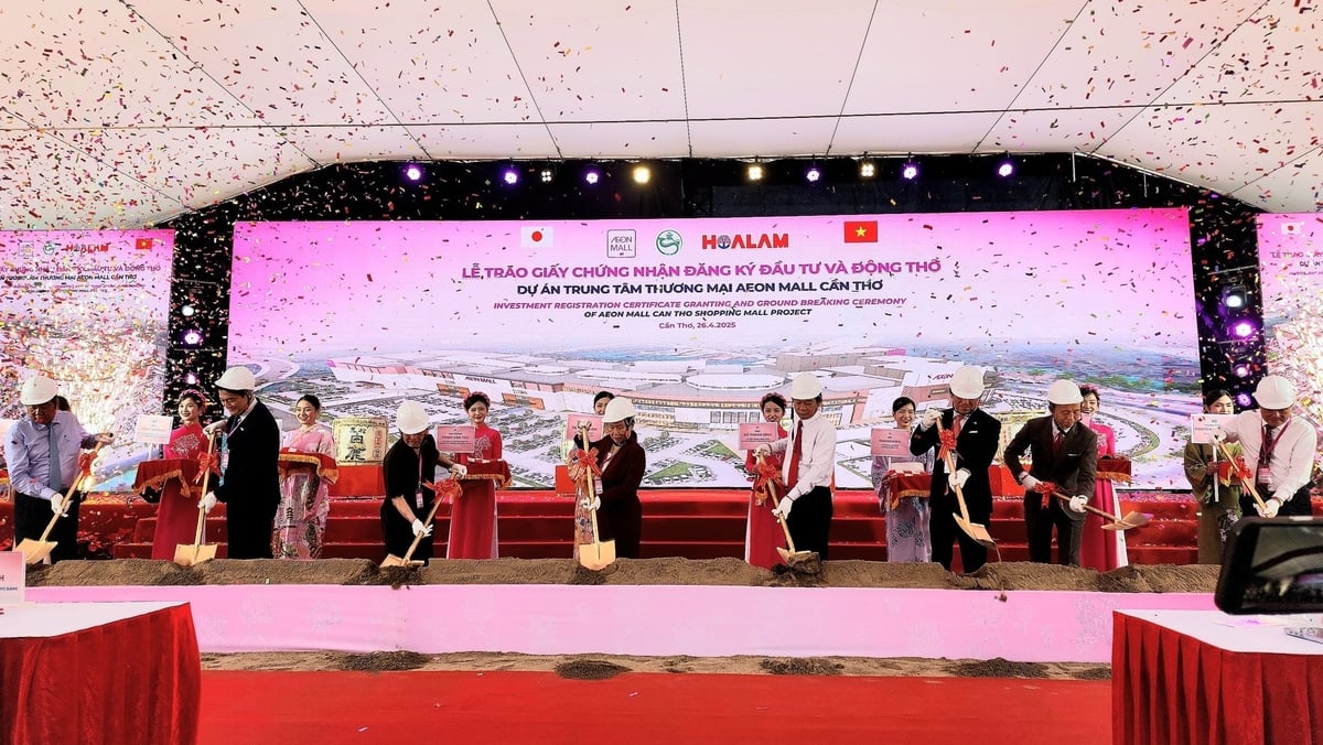Các đại biểu thực hiện nghi thức động thổ Dự án Trung tâm thương mại Aeon Mall Cần Thơ. Ảnh: Kim Anh. Các đại biểu thực hiện nghi thức động thổ Dự án Trung tâm thương mại Aeon Mall Cần Thơ. Ảnh: Kim Anh.