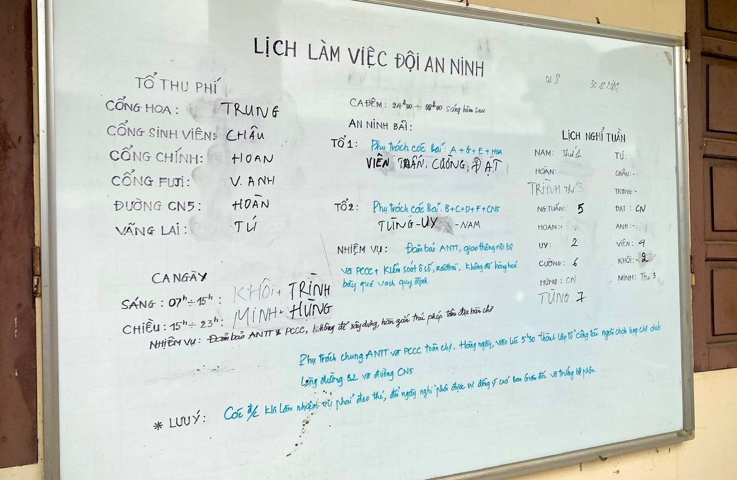 Lịch làm việc được công khai tại hành lang Ban Quản lý chợ Minh Khai. Ảnh: T.T. Lịch làm việc được công khai tại hành lang Ban Quản lý chợ Minh Khai. Ảnh: T.T.