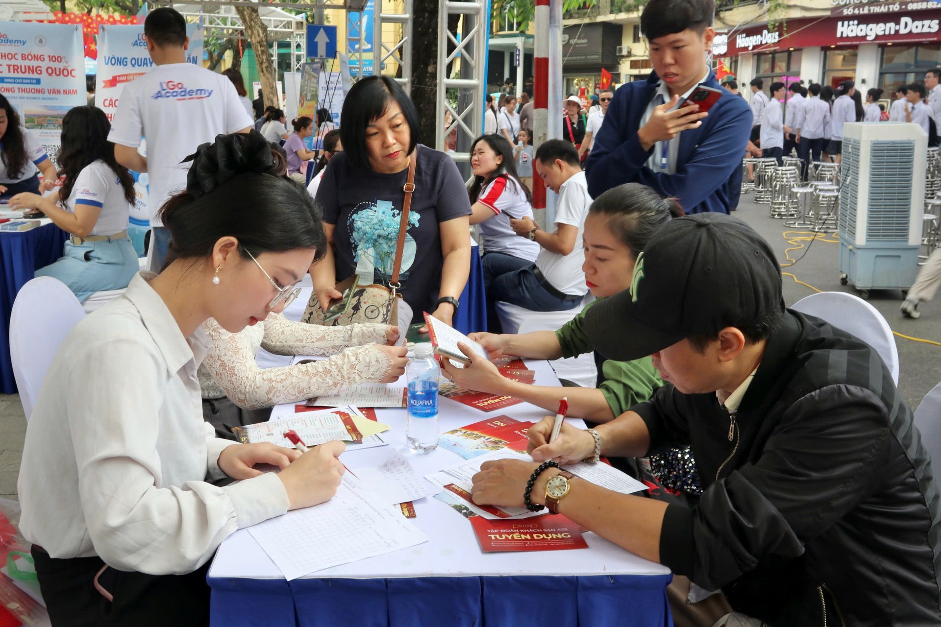 Nhiều doanh nghiệp uy tín như: A25 Hotel, Công viên nước Hồ Tây, Công ty Cổ phần Takahiro, Công ty Cổ phần Dịch vụ TMTH WinCommerce, Công ty Cổ phần Bệnh viện Đa Khoa Quốc tế Tomec,... đã mang đến cơ hội việc làm ổn định, đa dạng các vị trí, ngành nghề. Ảnh: Hoài Thơ. Nhiều doanh nghiệp uy tín như: A25 Hotel, Công viên nước Hồ Tây, Công ty Cổ phần Takahiro, Công ty Cổ phần Dịch vụ TMTH WinCommerce, Công ty Cổ phần Bệnh viện Đa Khoa Quốc tế Tomec,... đã mang đến cơ hội việc làm ổn định, đa dạng các vị trí, ngành nghề. Ảnh: Hoài Thơ.