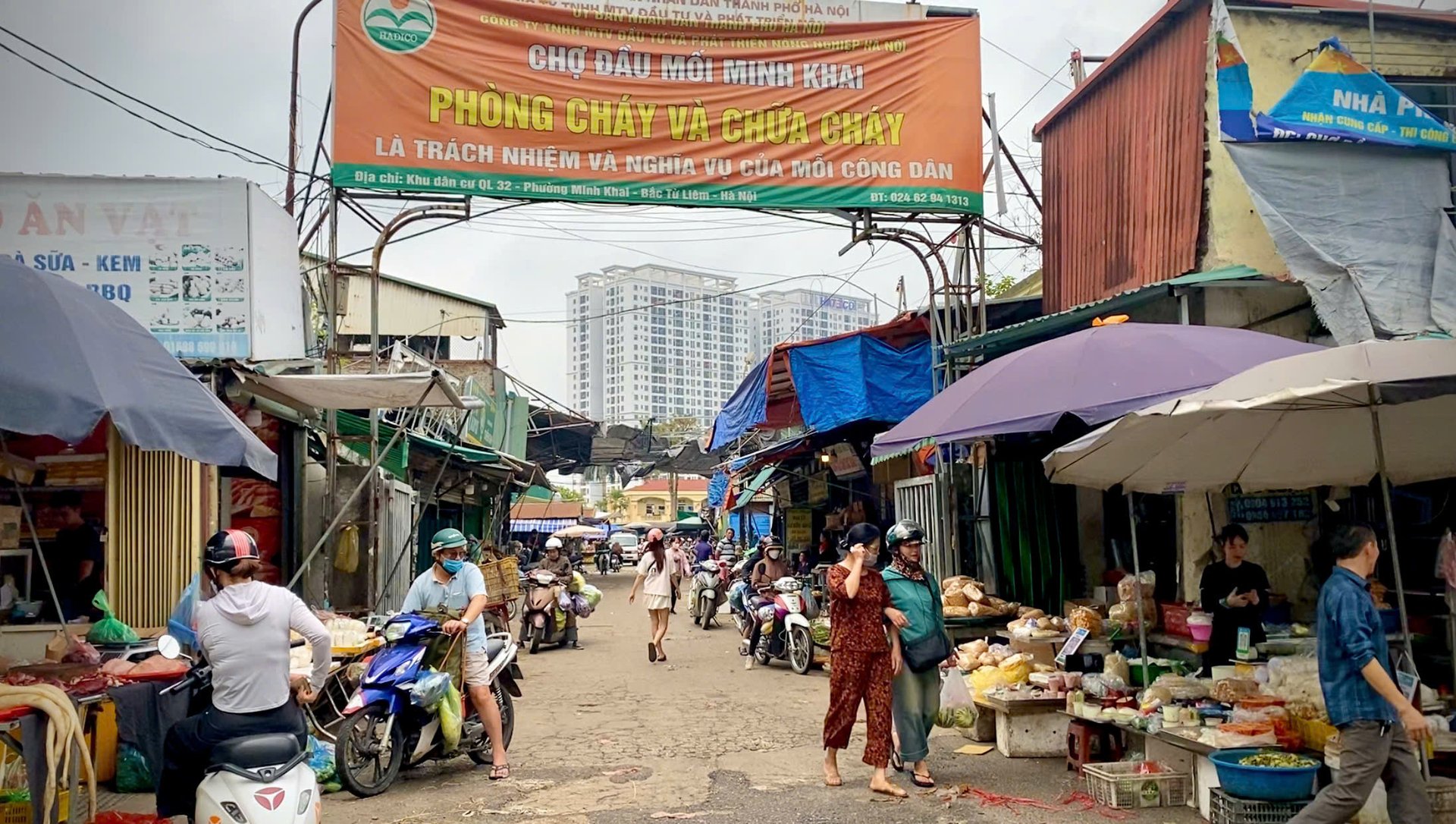 Tại các cổng ra vào chợ không còn ai kiểm soát, thu vé tiểu thương và xe ra vào nữa. Ảnh: T.T. Tại các cổng ra vào chợ không còn ai kiểm soát, thu vé tiểu thương và xe ra vào nữa. Ảnh: T.T.
