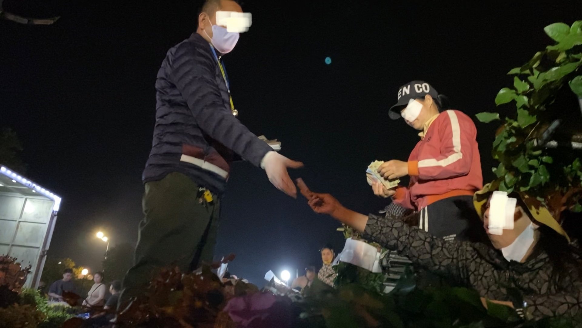 Phụ trách cổng hoa, nhưng ông Trung lại 'vươn vòi' ra tận lòng đường để thu tiền tiểu thương. Ảnh: T.T. Phụ trách cổng hoa, nhưng ông Trung lại 'vươn vòi' ra tận lòng đường để thu tiền tiểu thương. Ảnh: T.T.