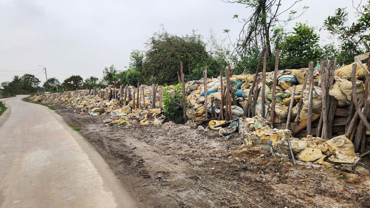 Tuyến đê biển Điền Công (phường Trưng Vương, TP Uông Bí) có chiều dài trên 11km, bảo vệ an toàn tính mạng, tài sản cho hơn 500 hộ dân hiện đang bị xuống cấp nghiêm trọng, nhưng chưa được sửa chữa. Ảnh: Hoàng Nguyên. Tuyến đê biển Điền Công (phường Trưng Vương, TP Uông Bí) có chiều dài trên 11km, bảo vệ an toàn tính mạng, tài sản cho hơn 500 hộ dân hiện đang bị xuống cấp nghiêm trọng, nhưng chưa được sửa chữa. Ảnh: Hoàng Nguyên.