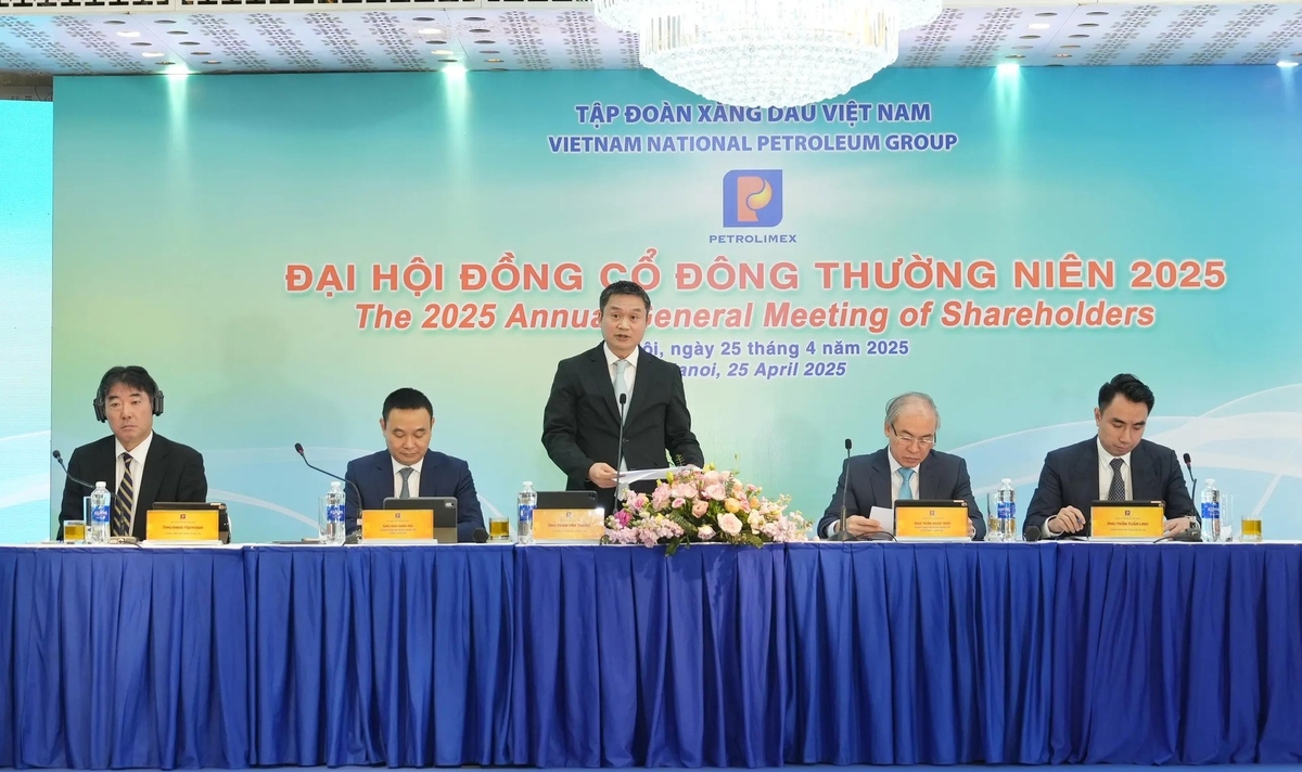 Đoàn Chủ tịch điều hành đại hội. Ảnh: Petrolimex. Đoàn Chủ tịch điều hành đại hội. Ảnh: Petrolimex.