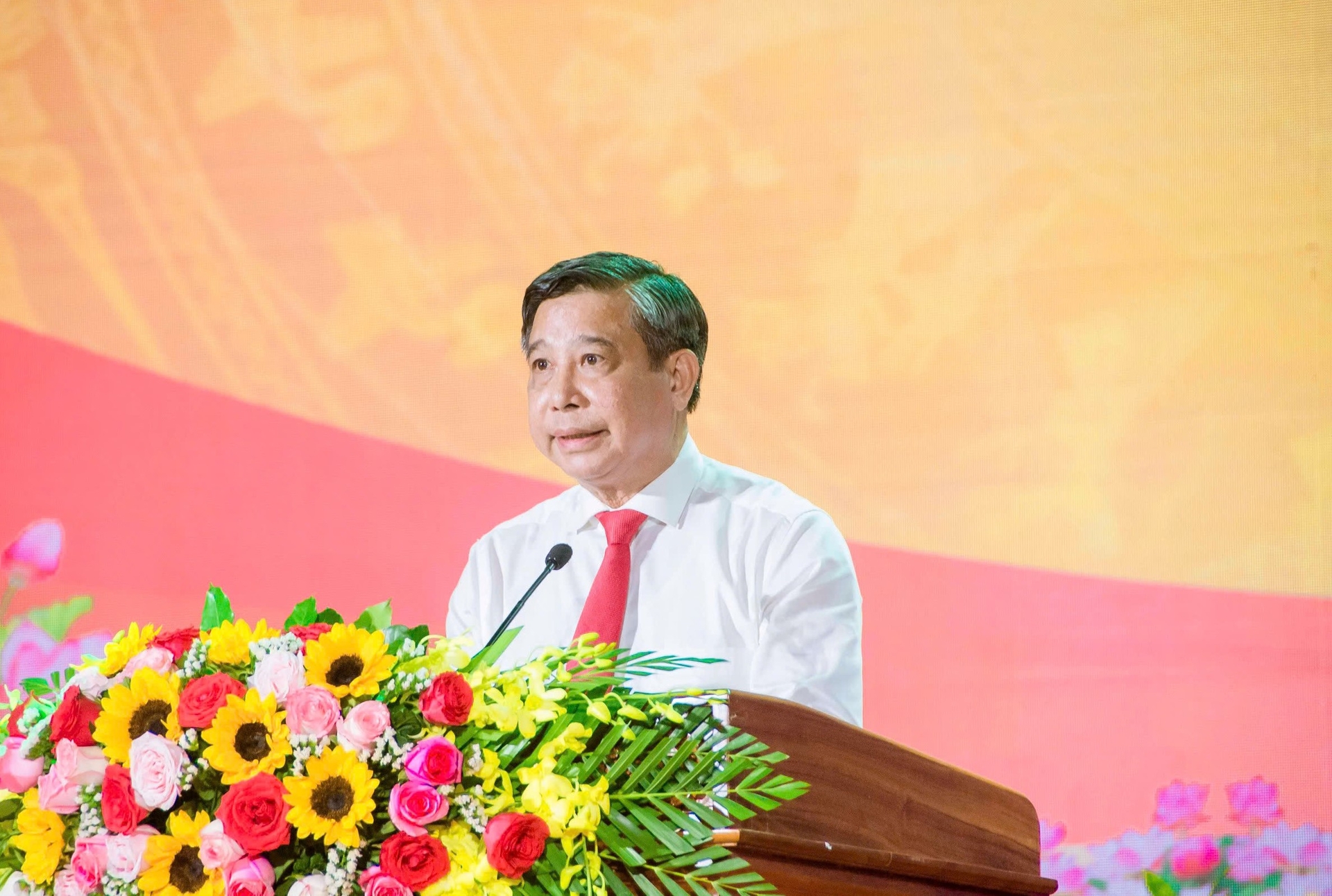 Bí thư Tỉnh ủy, Chủ tịch HĐND tỉnh Hậu Giang Đồng Văn Thanh phát biểu, ôn lại truyền thống tự hào nhân dịp kỷ niệm 50 năm Ngày Giải phóng miền Nam, thống nhất đất nước. Ảnh: Trung Chánh. Bí thư Tỉnh ủy, Chủ tịch HĐND tỉnh Hậu Giang Đồng Văn Thanh phát biểu, ôn lại truyền thống tự hào nhân dịp kỷ niệm 50 năm Ngày Giải phóng miền Nam, thống nhất đất nước. Ảnh: Trung Chánh.
