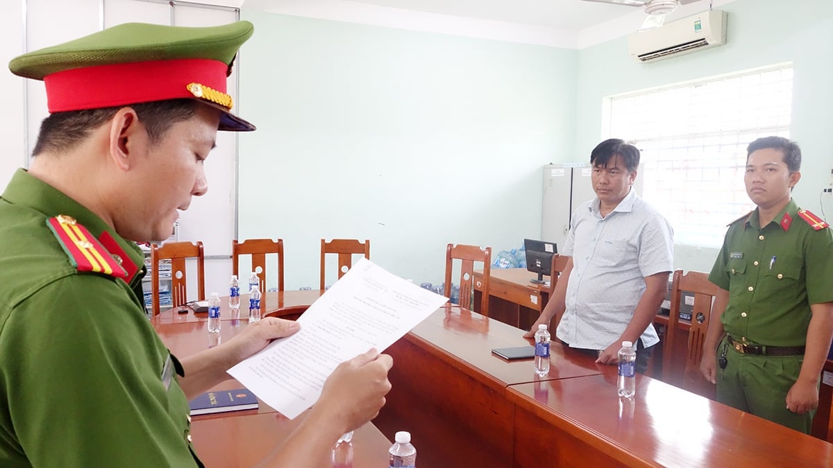 Cơ quan Cảnh sát điều tra Công an tỉnh An Giang thi hành Lệnh bắt tạm giam bị can Trần Phú Hào. Ảnh: Tiến Tầm. Cơ quan Cảnh sát điều tra Công an tỉnh An Giang thi hành Lệnh bắt tạm giam bị can Trần Phú Hào. Ảnh: Tiến Tầm.