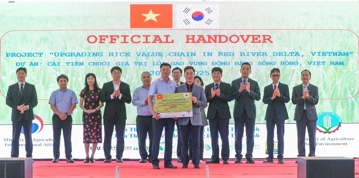 Representatives of Thai Binh province and the Korean side presented a symbolic project handover plaque. Photo: Tung Dinh.